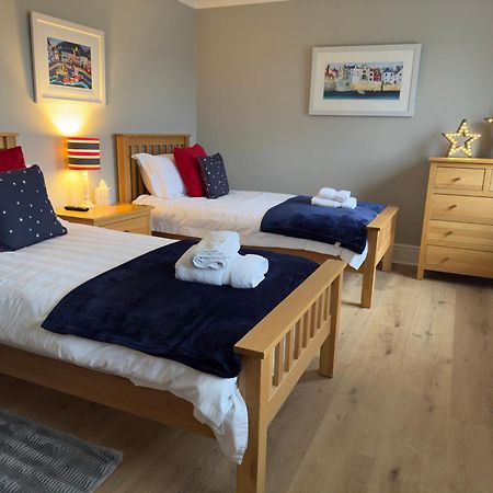 Vast, Elegant Home With Indoor Pool & Sauna Near Popular Golf Course Kington  Exterior photo