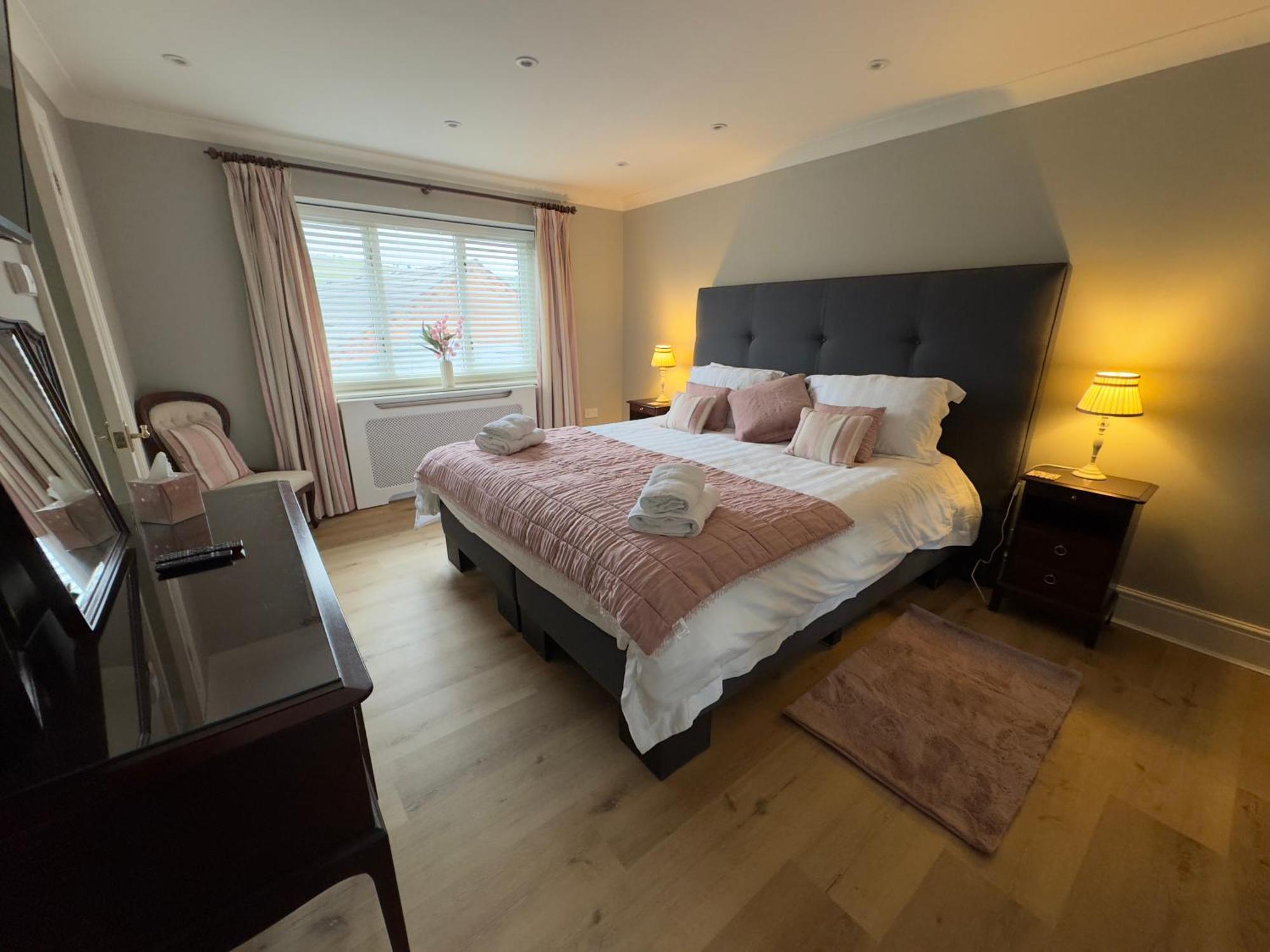 Vast, Elegant Home With Indoor Pool & Sauna Near Popular Golf Course Kington  Exterior photo