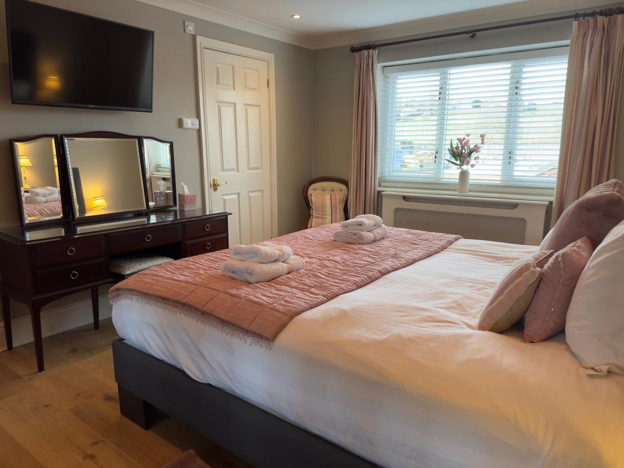 Vast, Elegant Home With Indoor Pool & Sauna Near Popular Golf Course Kington  Exterior photo