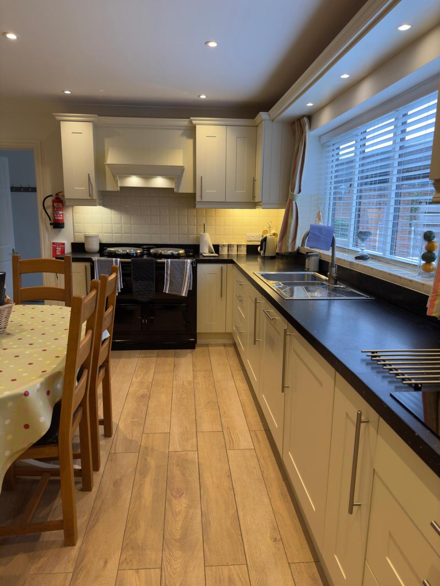 Vast, Elegant Home With Indoor Pool & Sauna Near Popular Golf Course Kington  Exterior photo